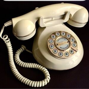 MICROTEL RETRO
KNIGHTSBRIDGE VINTAGE
TELEPHONE-CREAM WITH
GOLD TRIM-MODEL